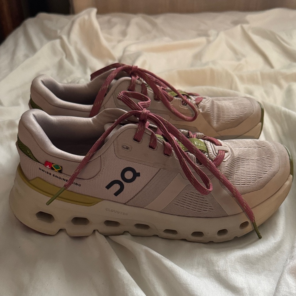 On Women's Cloudrunner 2 Walkgood La Sneaker